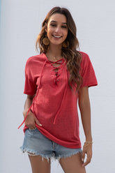 Camiseta de manga corta de color liso con cuello en V y lazo